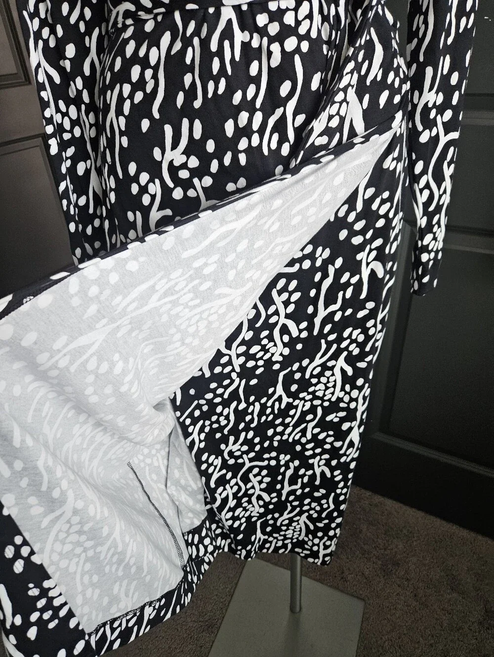 Diane von Furstenberg Black White Abstract Print Wrap Midi Dress Sz LG